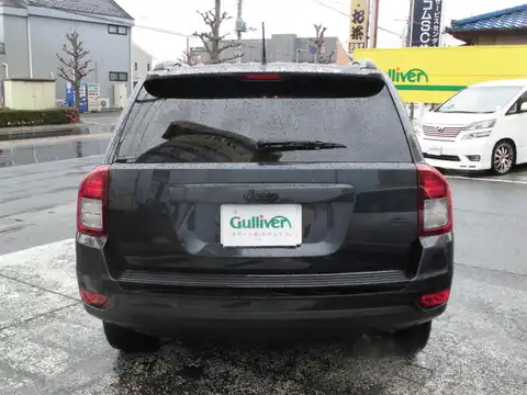 カタログ画像：ジープ・コンパス （JEEP COMPASS） アルティテュード 2013年3月 ABA-MK49 2000cc ブラッククリアコート 燃費10.5km / l バック