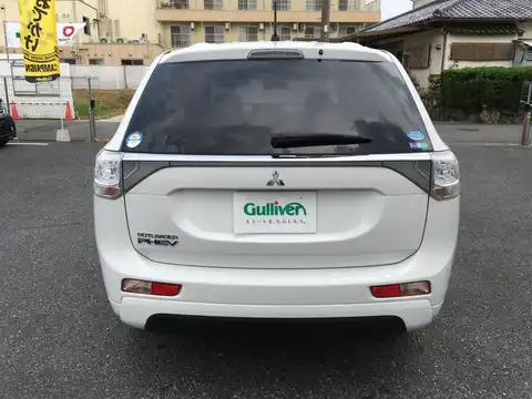 カタログ画像：アウトランダーＰＨＥＶ （OUTLANDER PHEV） Ｇセーフティパッケージ 2013年1月 DLA-GG2W 2000cc ホワイトパール バック