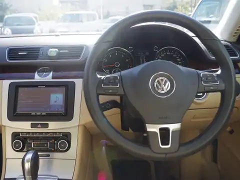 カタログ画像：パサート （PASSAT） ＴＳＩハイライン 2011年5月 DBA-3CCAX 1400cc ナイトブルーメタリック 燃費18.4km / l 内装