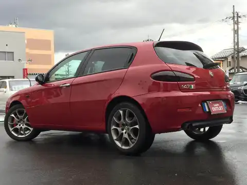 カタログ画像：アルファ１４７ （ALFA 147） ２．０ ツインスパーク セレスピード スポルティーバⅡ 2008年2月 ABA-937AB 2000cc ジュリエッタレッド（ソリッドカラー） 燃費9.9km / l バック