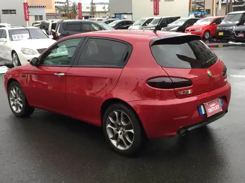 カタログ画像：アルファ１４７ （ALFA 147） ２．０ ツインスパーク セレスピード スポルティーバⅡ 2008年2月 ABA-937AB 2000cc ジュリエッタレッド（ソリッドカラー） 燃費9.9km / l バック