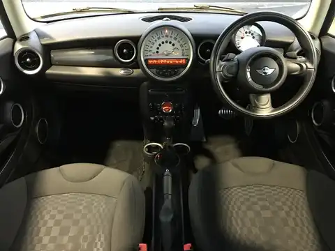 カタログ画像：ＭＩＮＩ （MINI） クーパーＳ クラブマン 2011年4月 DBA-ZG16 1600cc チリ・レッド（ソリッド） 燃費17.8km / l 内装