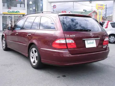 カタログ画像：Ｅクラスステーションワゴン （E-CLASS STATIONWAGON） Ｅ３２０ ステーションワゴン アバンギャルド 2004年7月 GH-211265C 3200cc ボルドーレッド（Ｍ） 燃費8.5km / l バック