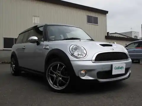 カタログ画像：ＭＩＮＩ （MINI） クーパーＳ クラブマン 2007年10月 ABA-MM16 1600cc ピュア・シルバー（メタリック）orスパークリング・シルバー（メタリック）orダークシルバー（メタリック） 燃費12.4km / l メイン（その他）