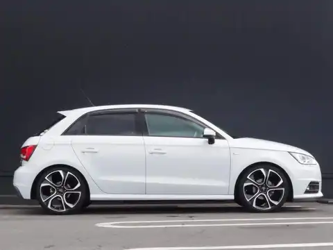 カタログ画像：Ａ１スポーツバック （A1 SPORTBACK） １．０ＴＦＳＩスポーツ 2015年6月 DBA-8XCHZ 1000cc グレイシアホワイトメタリック 外装