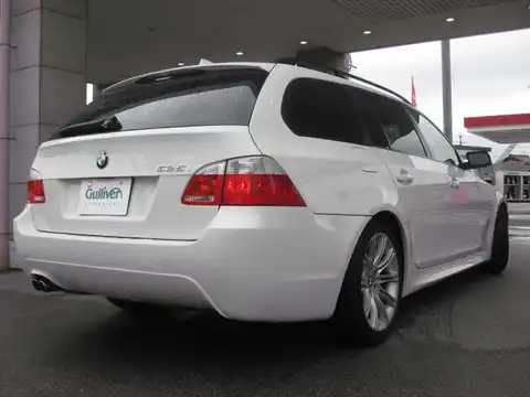 カタログ画像：５シリーズ （5 SERIES） ５２５ｉツーリング Ｍスポーツパッケージ 2004年11月 GH-NG25 2500cc アルピン・ホワイトⅢ（ソリッド・カラー） 燃費8.5km / l バック