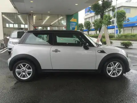 カタログ画像：ＭＩＮＩ （MINI） ミニ・クーパー・ブラック・アイ・パッケージ 2011年3月 CBA-SU16 1600cc ホワイト・シルバー（メタリック） 燃費15.4km / l 外装