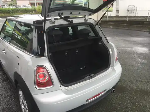 カタログ画像：ＭＩＮＩ （MINI） ミニ・クーパー・ブラック・アイ・パッケージ 2011年3月 CBA-SU16 1600cc ホワイト・シルバー（メタリック） 燃費15.4km / l 内装