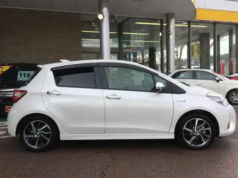 カタログ画像：ヴィッツ （VITZ） ハイブリッドＵ スポーティパッケージ 2018年5月 DAA-NHP130 1500cc ホワイトパールクリスタルシャイン 燃費34.4km / l 外装