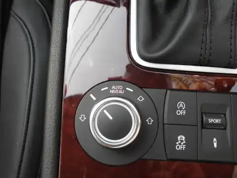 カタログ画像：トゥアレグ （TOUAREG） Ｖ６ ブルーモーションテクノロジー ＣＤＣエアサスペンション装着車 2014年4月 DBA-7PCGRA 3600cc ピュアホワイト 燃費9.8km / l 内装