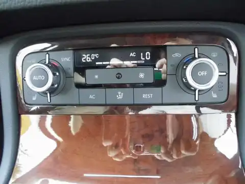 カタログ画像：トゥアレグ （TOUAREG） Ｖ６ ブルーモーションテクノロジー ＣＤＣエアサスペンション装着車 2014年4月 DBA-7PCGRA 3600cc ピュアホワイト 燃費9.8km / l 内装