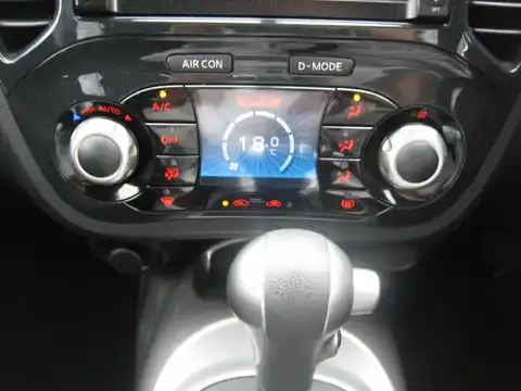 カタログ画像：ジューク （JUKE） １５ＲＸ アーバンセレクション 2011年5月 DBA-YF15 1500cc ホワイトパール（３Ｐ） 燃費17.2km / l 内装