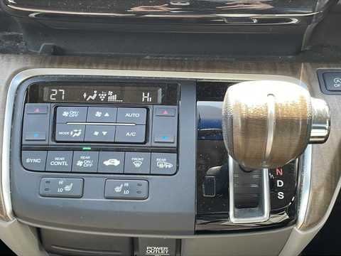 カタログ画像：ステップワゴン （STEPWAGON） Ｇ サイドリフトアップシート車 2015年4月 DBA-RP2 1500cc ホワイトオーキッド・パール 燃費14.8km / l 内装