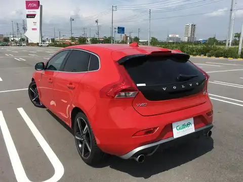 カタログ画像：Ｖ４０ （V40） Ｔ５ Ｒデザイン 2014年4月 DBA-MB5204T 2000cc パッションレッド 燃費13.2km / l バック