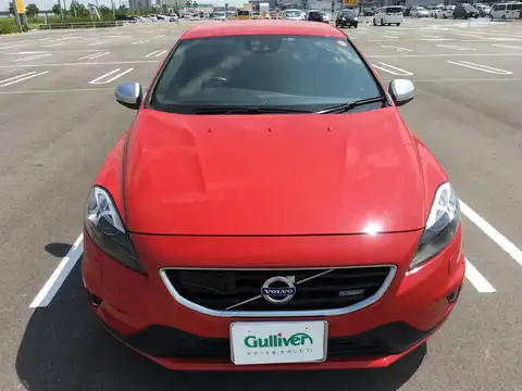 カタログ画像：Ｖ４０ （V40） Ｔ５ Ｒデザイン 2014年4月 DBA-MB5204T 2000cc パッションレッド 燃費13.2km / l フロント