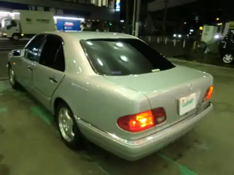 カタログ画像：Ｅクラス （E-CLASS） Ｅ４００ アバンギャルド 1996年10月 E-210072 4200cc 燃費7.8km / l バック