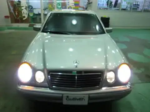 カタログ画像：Ｅクラス （E-CLASS） Ｅ４００ アバンギャルド 1996年10月 E-210072 4200cc 燃費7.8km / l フロント