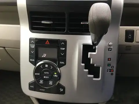カタログ画像：ノア （NOAH） Ｘ Ｌセレクション・サイドリフトアップシート装着車 2010年4月 DBA-ZRR70G 2000cc ホワイトパールクリスタルシャイン 燃費13.6km / l 内装