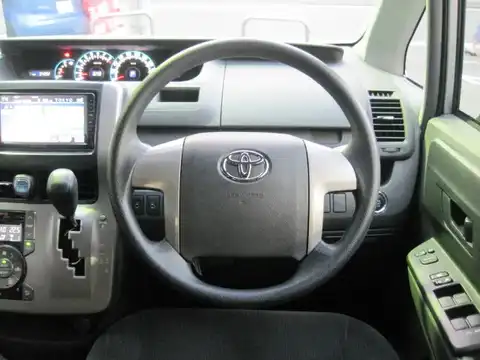 カタログ画像：ヴォクシー （VOXY） Ｘ Ｌエディション・サイドリフトアップシート装着車 2007年6月 DBA-ZRR75G 2000cc シルバーメタリック 燃費12.6km / l 内装