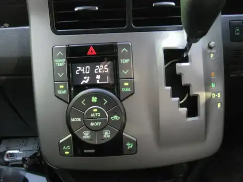 カタログ画像：ヴォクシー （VOXY） Ｘ Ｌエディション・サイドリフトアップシート装着車 2007年6月 DBA-ZRR70G 2000cc シルバーメタリック 燃費13.4km / l 内装