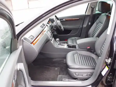 カタログ画像：パサートヴァリアント （PASSAT VARIANT） ＴＳＩハイライン 2011年5月 DBA-3CCAX 1400cc ディープブラックパールエフェクト 燃費18.4km / l 内装