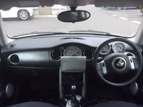 カタログ画像：ＭＩＮＩ （MINI） クーパー 2005年9月 GH-RA16 1600cc ペッパー・ホワイト（ソリッド） 燃費13.4km / l 内装