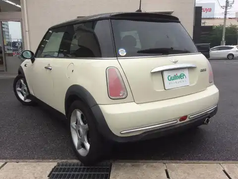 カタログ画像：ＭＩＮＩ （MINI） クーパー 2005年9月 GH-RA16 1600cc ペッパー・ホワイト（ソリッド） 燃費13.4km / l バック