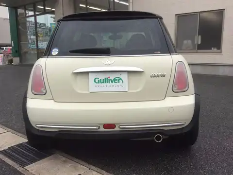 カタログ画像：ＭＩＮＩ （MINI） クーパー 2005年9月 GH-RA16 1600cc ペッパー・ホワイト（ソリッド） 燃費13.4km / l バック
