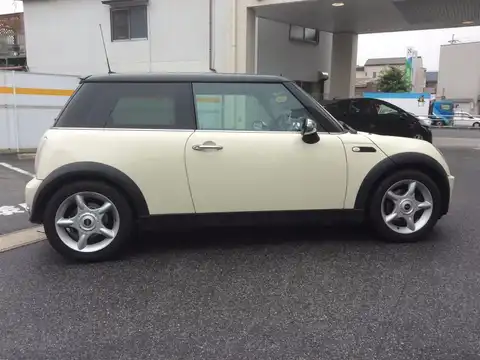 カタログ画像：ＭＩＮＩ （MINI） クーパー 2005年9月 GH-RA16 1600cc ペッパー・ホワイト（ソリッド） 燃費13.4km / l 外装