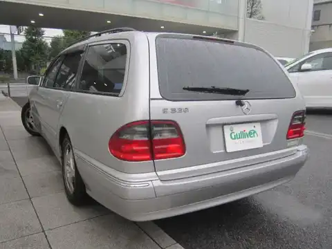 カタログ画像：Ｅクラスステーションワゴン （E-CLASS STATIONWAGON） Ｅ４３０ ステーションワゴン アバンギャルド 2002年10月 GH-210270 4300cc ブリリアントシルバー（Ｍ） 燃費7.8km / l バック