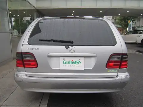 カタログ画像：Ｅクラスステーションワゴン （E-CLASS STATIONWAGON） Ｅ４３０ ステーションワゴン アバンギャルド 2002年10月 GH-210270 4300cc ブリリアントシルバー（Ｍ） 燃費7.8km / l バック