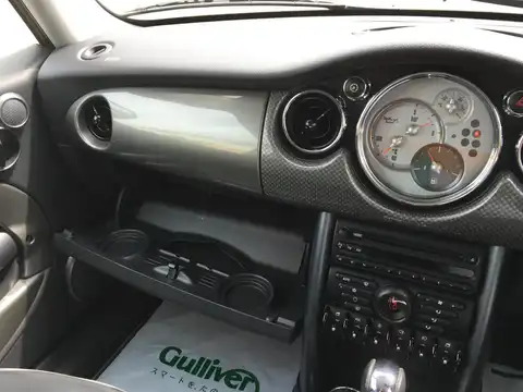 カタログ画像：ＭＩＮＩ （MINI） クーパー パークレーン 2006年7月 GH-RA16 1600cc アストロ・ブラック（メタリック） 燃費13.4km / l 内装