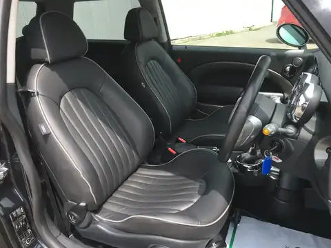 カタログ画像：ＭＩＮＩ （MINI） クーパー パークレーン 2006年7月 GH-RA16 1600cc アストロ・ブラック（メタリック） 燃費13.4km / l 内装