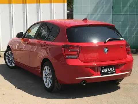 カタログ画像：１シリーズ （1 SERIES） １１６ｉ スタイル 2014年4月 DBA-1A16 1600cc クリムゾン・レッド（ソリッド・カラー） 燃費16.6km / l バック