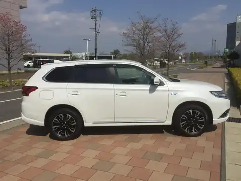 カタログ画像：アウトランダーＰＨＥＶ （OUTLANDER PHEV） Ｇセーフティパッケージ 2015年7月 DLA-GG2W 2000cc ホワイトパール 外装