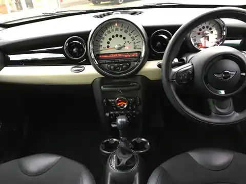 カタログ画像：ＭＩＮＩ （MINI） クーパー クーペ 2014年4月 CBA-SX16 1600cc エクリプス・グレー（メタリック） 燃費15.4km / l 内装