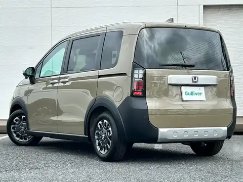 カタログ画像：フリード （FREED） ｅ：ＨＥＶクロスター 2025年2月 6AA-GT6 1500cc デザートベージュ・パール 燃費25.5km / l バック