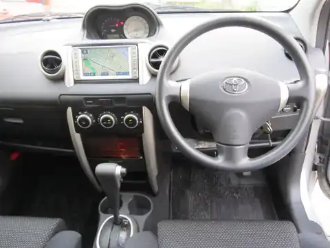 カタログ画像：イスト （IST） １．３Ｆ Ｌエディション ＨＩＤセレクションⅡ 2004年8月 CBA-NCP60 1300cc シルバーマイカメタリック 燃費18.0km / l 内装