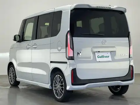 カタログ画像：Ｎ－ＢＯＸカスタム （N-BOX CUSTOM） コーディネートスタイル（モノトーン） 2024年9月 6BA-JF5 660cc プラチナホワイト・パール 燃費21.5km / l 外装
