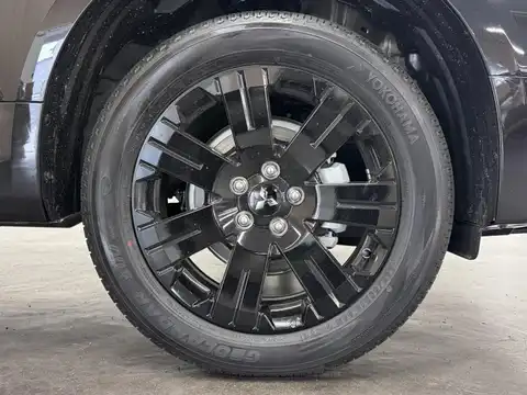 カタログ画像：デリカＤ：５ （DELICA D:5） シャモニー（電動サイドステップ非装着車） 2025年5月 3DA-CV1W 2200cc ブラックダイヤモンド×ブラックマイカ 燃費12.6km / l タイヤ