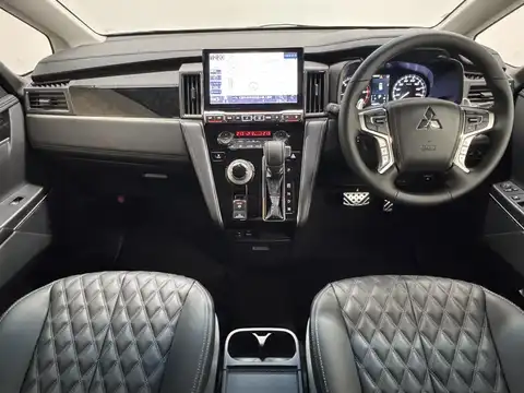 カタログ画像：デリカＤ：５ （DELICA D:5） シャモニー（電動サイドステップ非装着車） 2025年5月 3DA-CV1W 2200cc ブラックダイヤモンド×ブラックマイカ 燃費12.6km / l フロント