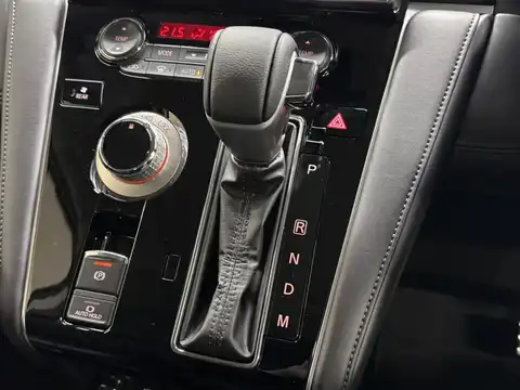 カタログ画像：デリカＤ：５ （DELICA D:5） シャモニー（電動サイドステップ非装着車） 2025年5月 3DA-CV1W 2200cc ブラックダイヤモンド×ブラックマイカ 燃費12.6km / l 内装