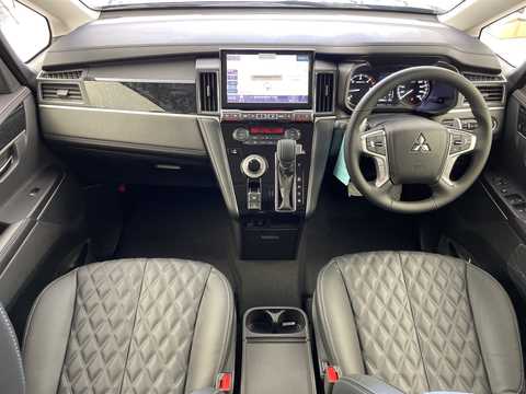 カタログ画像：デリカＤ：５ （DELICA D:5） シャモニー（電動サイドステップ非装着車） 2025年5月 3DA-CV1W 2200cc ブラックダイヤモンド×ブラックマイカ 燃費12.6km / l 内装