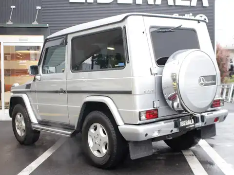 カタログ画像：Ｇクラス （G-CLASS） Ｇ３２０ 2004年7月 GH-463244 3200cc ブリリアントシルバー（Ｍ） 燃費6.9km / l バック