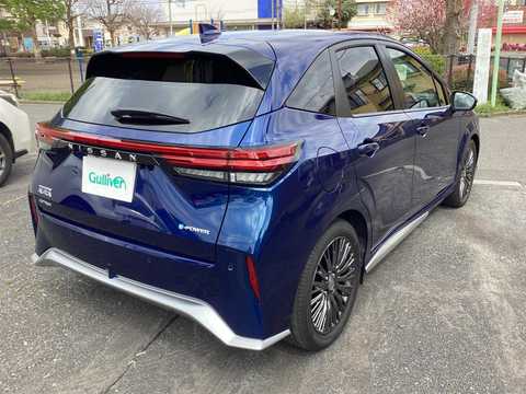 カタログ画像：オーラ （AURA） Ｇ ＦＯＵＲ レザーエディション 2024年6月 6AA-FSNE13 1200cc スミレ（PM）/スーパーブラック 2トーンorオーロラフレアブルーパール（P） 燃費22.7km / l バック