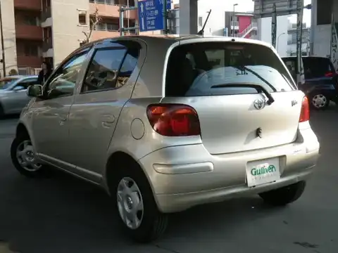 カタログ画像：ヴィッツ （VITZ） Ｆ Ｌパッケージ 2002年12月 UA-NCP15 1300cc シャンパンメタリック 燃費16.6km / l バック