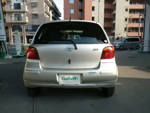 カタログ画像：ヴィッツ （VITZ） Ｆ Ｌパッケージ 2002年12月 UA-NCP15 1300cc シャンパンメタリック 燃費16.6km / l バック