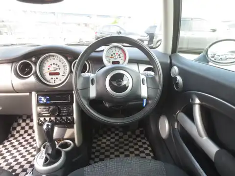 カタログ画像：ＭＩＮＩ （MINI） クーパー 2004年4月 GH-RA16 1600cc ピュア・シルバーメタリック 燃費14.4km / l 内装