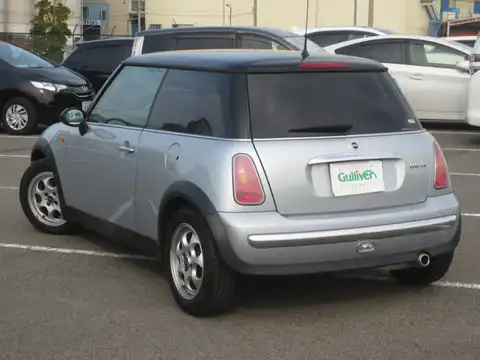 カタログ画像：ＭＩＮＩ （MINI） クーパー 2004年4月 GH-RA16 1600cc ピュア・シルバーメタリック 燃費14.4km / l バック