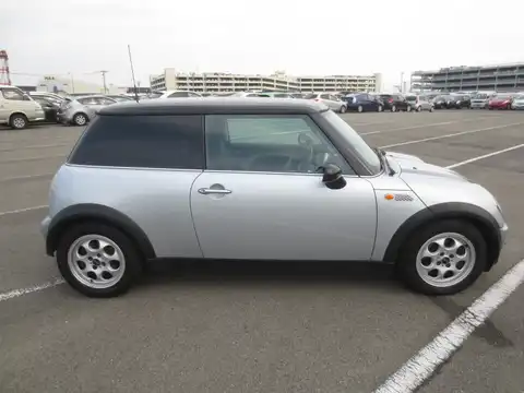 カタログ画像：ＭＩＮＩ （MINI） クーパー 2004年4月 GH-RA16 1600cc ピュア・シルバーメタリック 燃費14.4km / l 外装